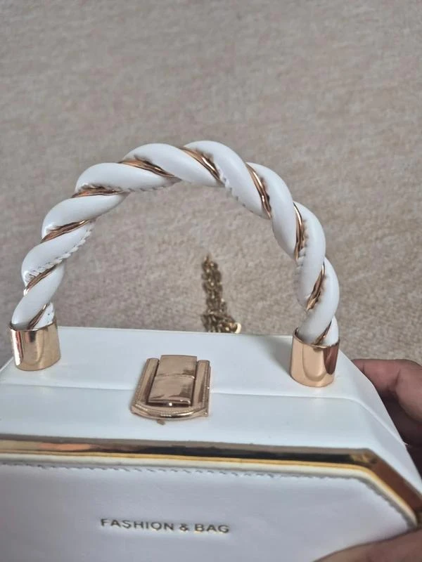 Bolso rígido blanco Fashion and Bag cadena dorada – photo 11
